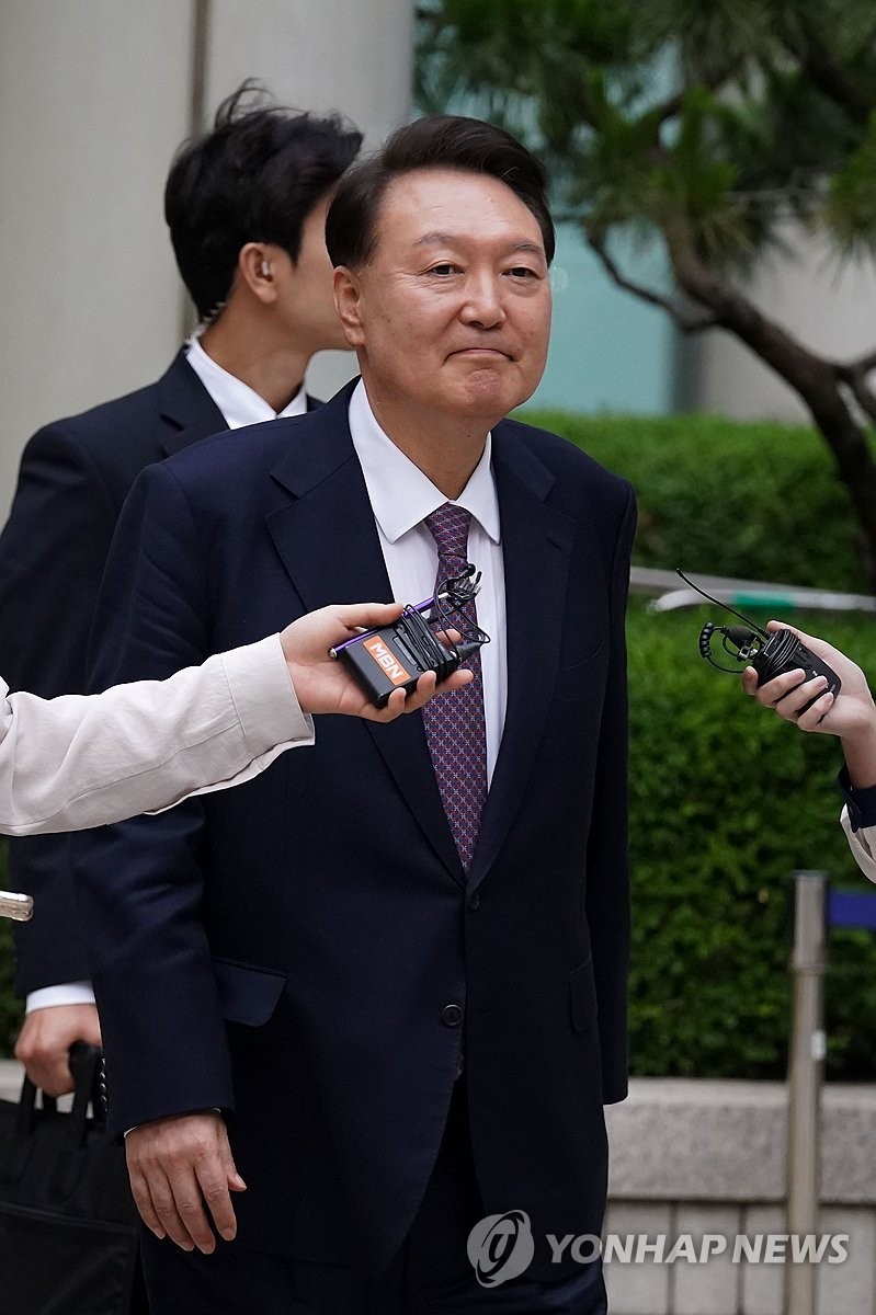 윤 전 대통령, 내란특검에 대면 조사 진행 중.