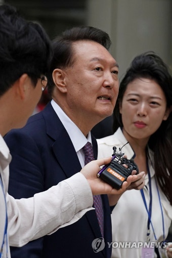 윤 전 대통령, 내란특검에 대면 조사 진행 중.