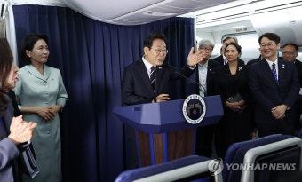 G7 순방 기내 기자간담회 갖는 이재명 대통령