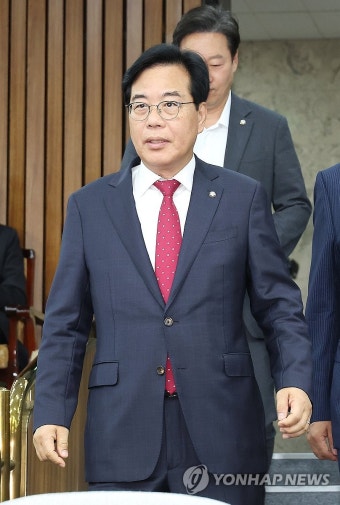 원내대책회의 입장하는 송언석 원내대표