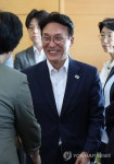 인사 나누는 김민석 총리 후보자