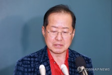 귀국 뒤 취재진 만난 홍준표 전 대구시장