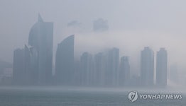 안개 낀 해운대 고층빌딩