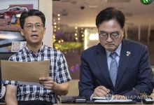 홈플러스 입점 점주협의회 의견 수첩에 적는 우원식 국회의장
