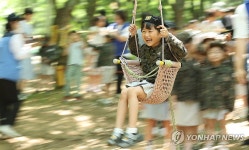 병영체험하는 어린이들
