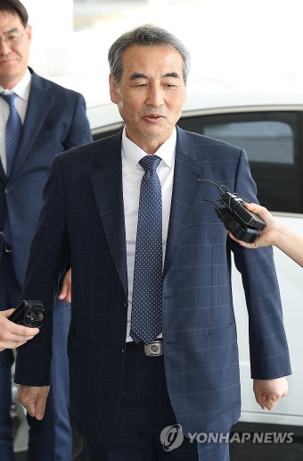 고검 향하는 민중기 특검