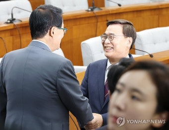 반갑게 인사하는 이종석 국정원장 후보자와 박지원 의원
