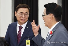 박지원 전 국정원장과 대화하는 이종석 국정원장 후보자