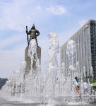 때 이른 불볕 더위 속 도심 분수대에서 피서 삼매경