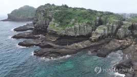 비구름 아래 용머리해안 산책
