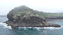 비구름 아래 용머리해안 산책