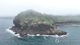 비구름 아래 용머리해안 산책