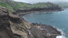 비구름 아래 용머리해안 산책
