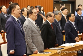 애국가 제창하는 김병기 당대표 직무대행과 참석자들