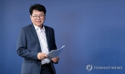 입장하는 이한주 국정기획위원장