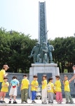 자유 수호의 탑에 참배하는 어린이들