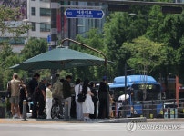 그늘막 아래서 신호 대기