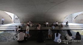 청계천 다리 아래 휴식 취하는 시민들