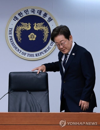 이재명 대통령, 1차 수석보좌관회의 입장
