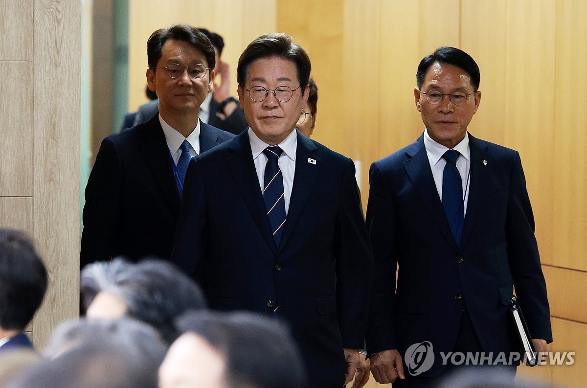 이재명 대통령, 4차 수석·보좌관 회의 주재…국가 발전을 위한 정책 방향성 논의