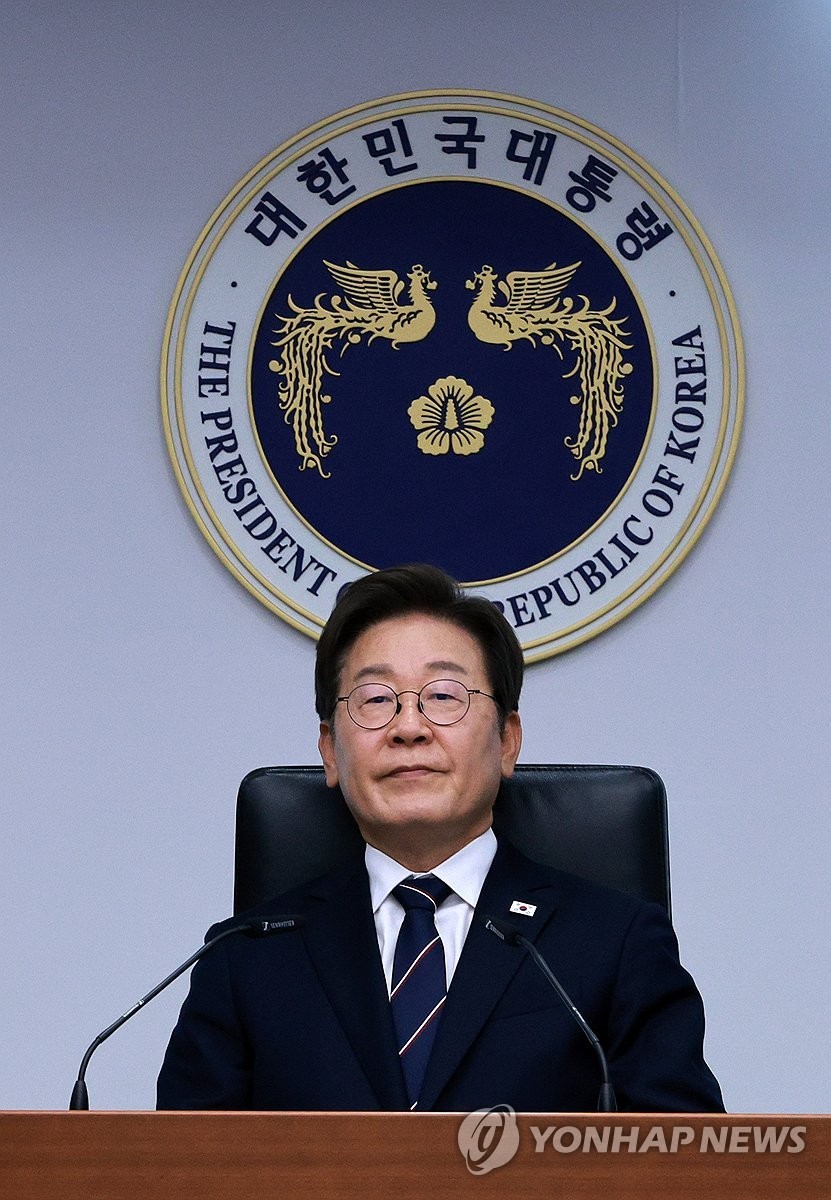 이재명 대통령, 첨단 신산업에 네거티브 규제 방식 강조하여 민간 기업 혁신 지원