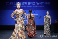 시니어 모델의 자신감 넘치는 포즈