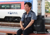 마지막 열차 기다리는 김영훈 노동장관 후보자