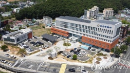 트럭, 교통섬 횡단보도 건너려던 보행자 2명 치여 사상