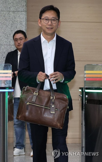 사무실 들어서는 배경훈 과기정통부 장관 후보자