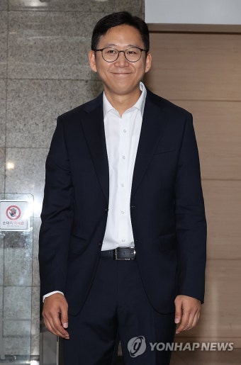 사무실 들어서는 배경훈 과기정통부 장관 후보자