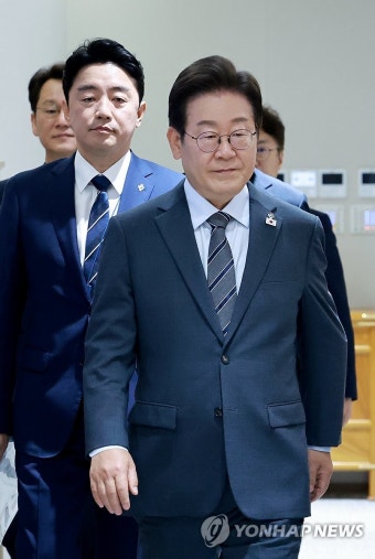 국무회의 입장하는 이재명 대통령
