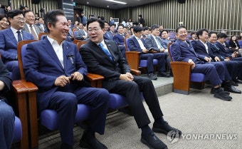 의원총회 참석한 정청래·박찬대 당대표 후보