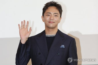 토니상 6관왕 '어쩌면 해피엔딩'의 박천휴 작가