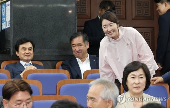 의총 참석한 안규백 국방장관 후보자와 강선우 여가부 장관 후보자
