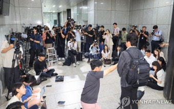 질문에 답하는 김영훈 고용노동부 장관 후보자