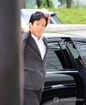 사무실 들어서는 김영훈 고용노동부 장관 후보자