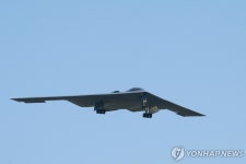 비좁은 B-2 조종석서 수십시간 논스톱 비행…소변주머니 필수