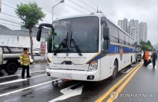 대전서 덤프트럭→경찰버스→화물차→승용차 추돌…6명 다쳐