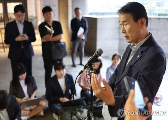 취재진 질문에 답하는 권오을 장관 후보자