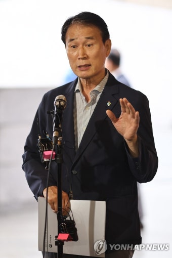 지명 소감 밝히는 권오을 장관 후보자