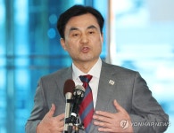 취재진 질문에 답변하는 안규백 후보자