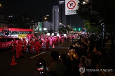 서울 도심에 등장한 오겜 진행요원