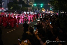 서울 도심에 등장한 오겜 진행요원