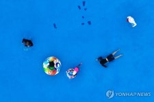 한강공원 물놀이장에서 더위 탈출