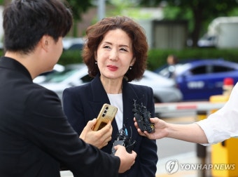 취재진 질문 듣는 이진숙 교육부 장관 후보자