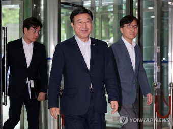 윤호중 행안부 장관 후보자 첫 출근