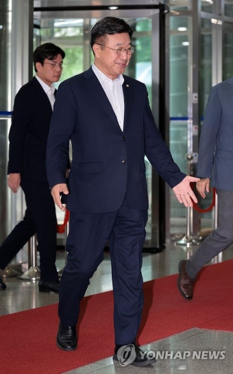 인사청문회 준비 사무실 들어서는 윤호중 장관 후보자