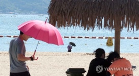 무더운 여름 양산 아래