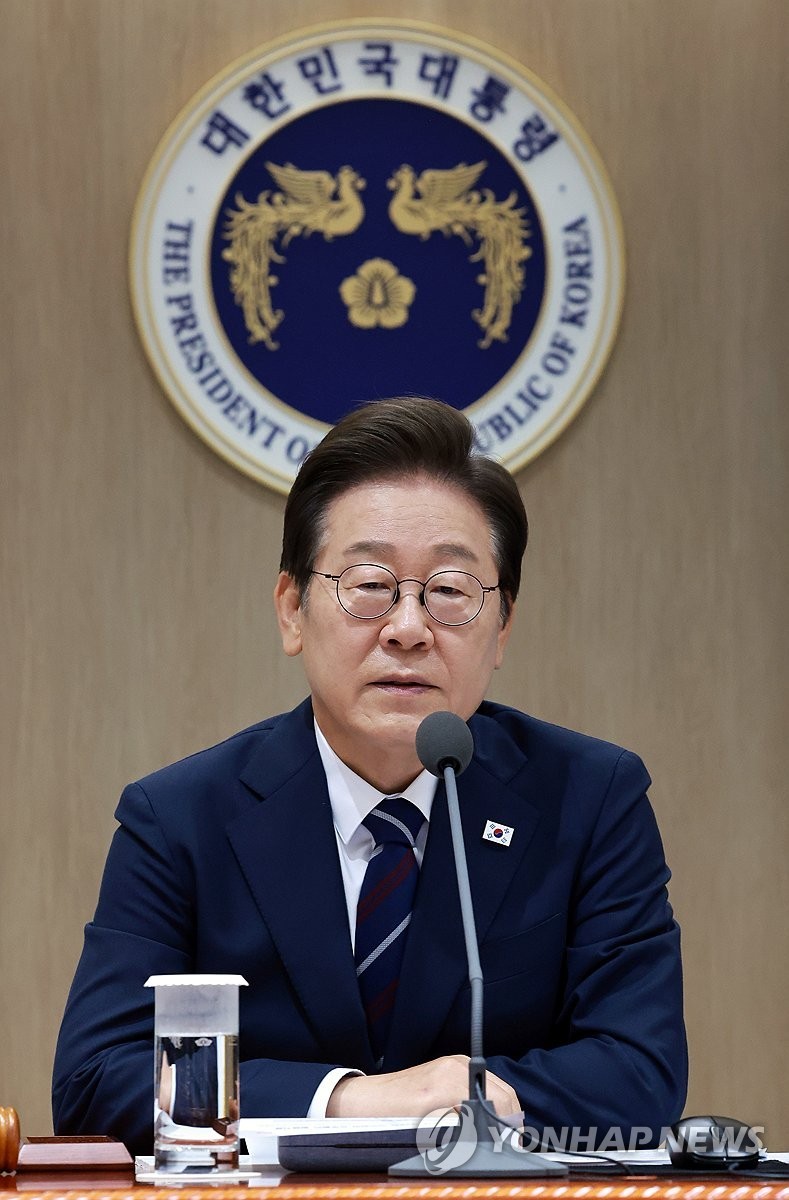 이재명 대통령, 국무회의에서 새로운 국무위원들의 인사말에 박수