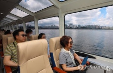 한강을 바라보며 이동하는 한강버스